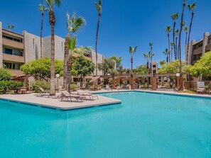 Una piscina al aire libre, una piscina climatizada