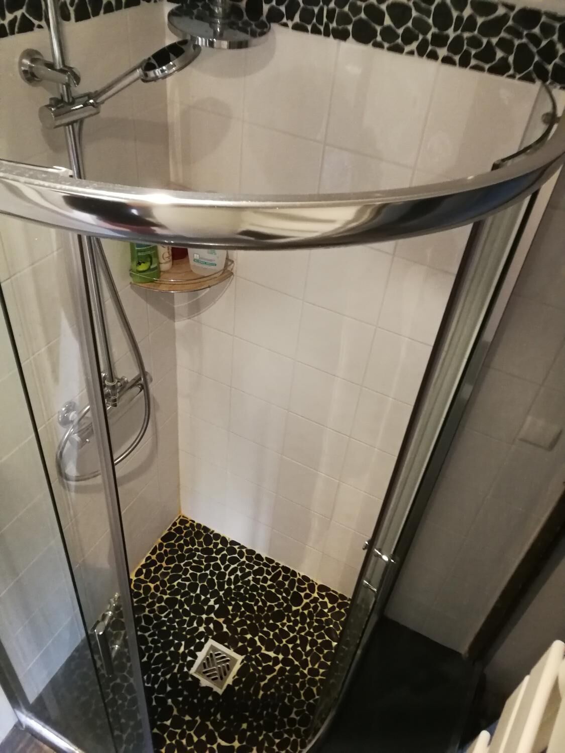 Suihku, ilmaiset hygieniatuotteet, hiustenkuivaaja, pyyhkeet