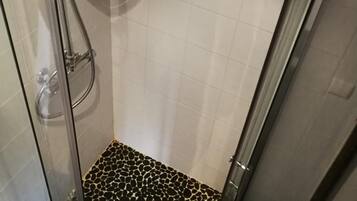 Suihku, ilmaiset hygieniatuotteet, hiustenkuivaaja, pyyhkeet