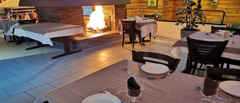 Mittagessen und Abendessen, regionale KĂŒche