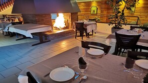 Lunch and dinner served, Regional cuisine - Les Ramondies - Vacances ULVF (Saint-Lary-Soulan)