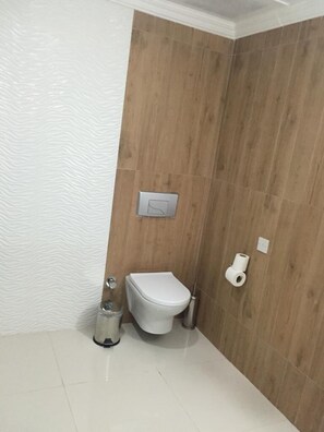 Standard Oda | Banyo | Duş, lüks banyo/kozmetik ürünleri, saç kurutma makinesi, bornoz 