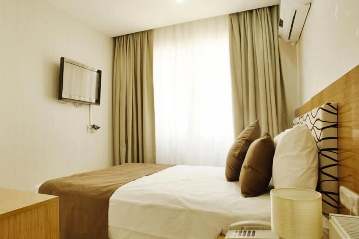 Economy Oda | Minibar, odada kasa, dizüstü bilgisayar çalışma alanı, güneşlik/perde 
