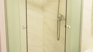 Shower, free toiletries, hair dryer (on request), slippers - My Smart Hotel (Kyiv)