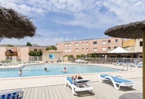 Seasonal outdoor pool, pool umbrellas, pool loungers - Les Girelles - Vacances ULVF (Fleury)