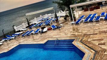 Kolam renang tertutup, kolam renang terbuka bermusim, kabana percuma