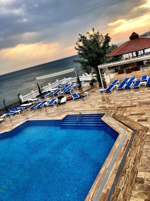 Alberca techada y alberca al aire libre por temporada