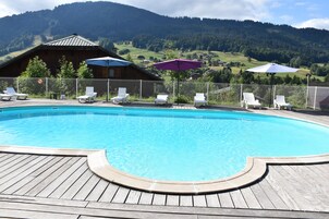 Una piscina al aire libre de temporada