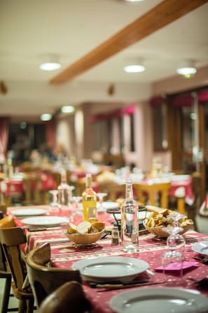 Déjeuner et dîner servis sur place, spécialités Cuisine régionale