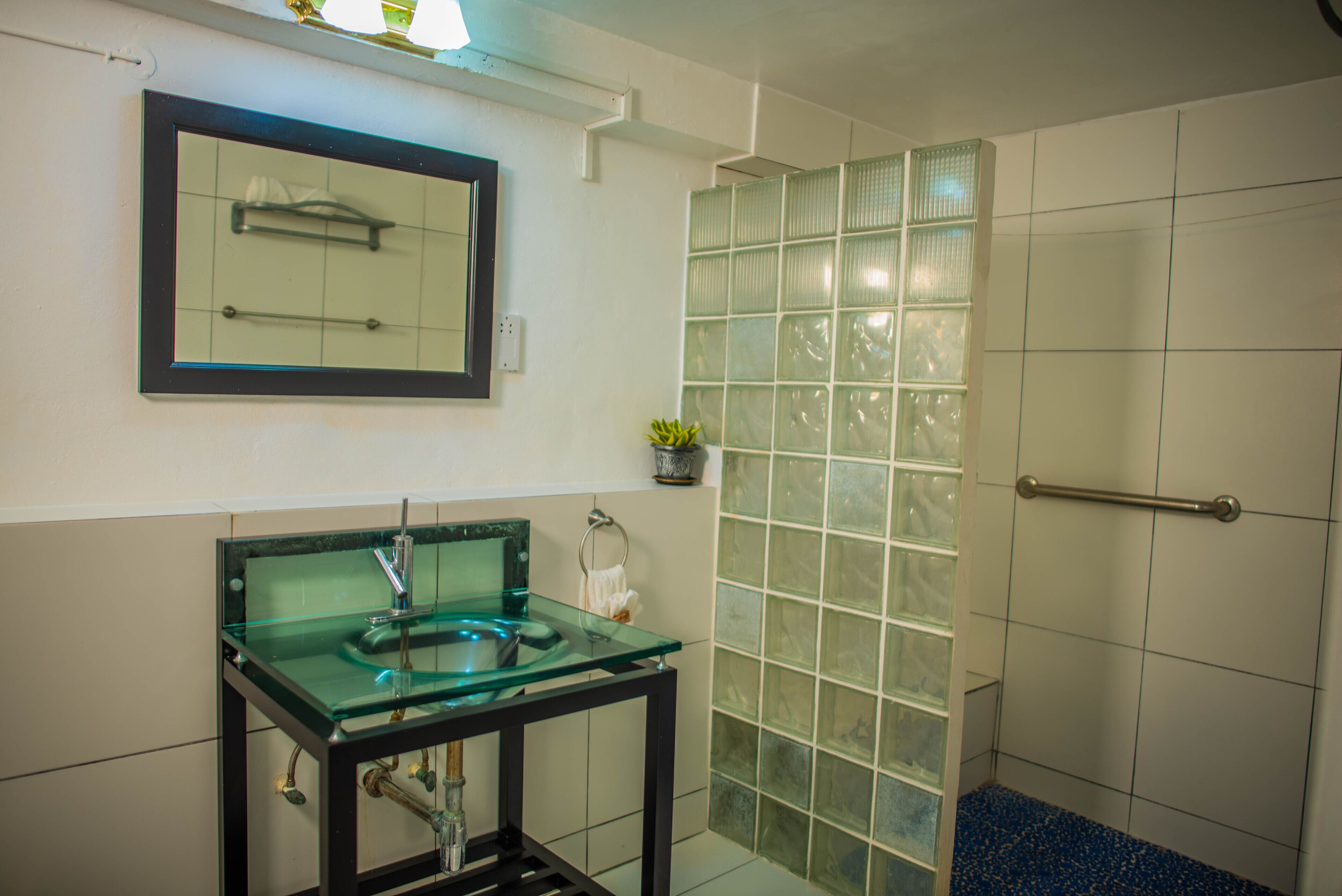 Dusche, Regendusche, kostenlose Toilettenartikel, Handtücher