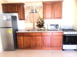 Geladeira, micro-ondas, fogão, cooktop