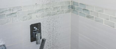 Douche, articles de toilette (gratuits), serviettes fournies