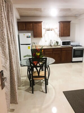 Apartamento standard, 2 quartos, para não fumantes, sacada | Cozinha privada | Geladeira, micro-ondas, fogão, cooktop