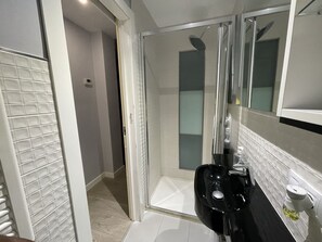 Dusche, Regendusche, Haartrockner, Handtücher