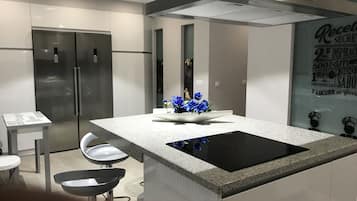 Frigorifero, microonde, forno, piano cottura