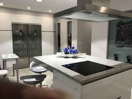 Fridge, microwave, oven, stovetop. La Rosa Azul Rooms