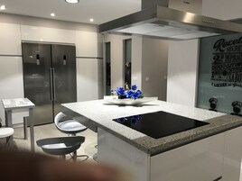 Frigorífico, microondas, horno y placa de cocina