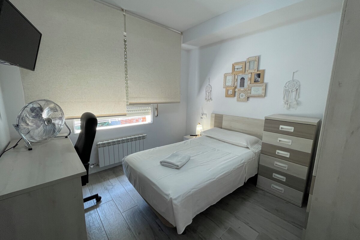 Habitación, 1 cama individual grande | Sábanas de algodón egipcio y ropa de cama de alta calidad
