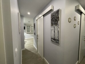 32-inch TV with satellite channels - La Rosa Azul Rooms (Ponferrada)