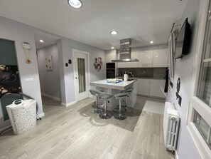 Fridge, microwave, oven, stovetop - La Rosa Azul Rooms (Ponferrada)