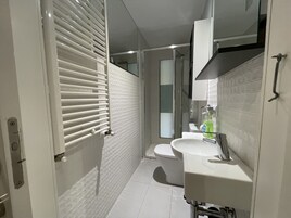 Shower, rainfall showerhead, hair dryer, towels