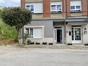 Vista frontal de la propiedad