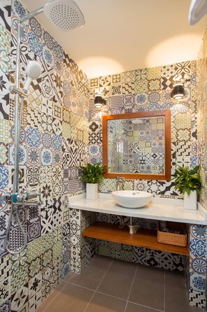 Bathtub, hair dryer, bidet, towels