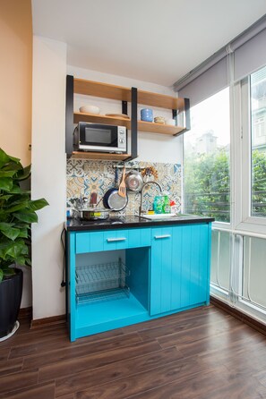 Mikrowelle, Wasserkocher, Küchenrolle