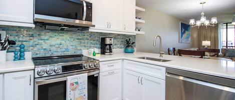 冷蔵庫、電子レンジ、オーブン、コンロ