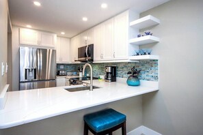 ثلاجة، ميكروويف، فرن، موقد طهي مسطح