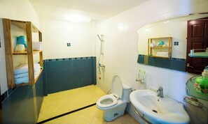Dutxa, assecador de cabells, bidet i tovalloles 