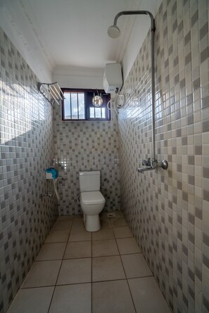 Shower, free toiletries, slippers, towels - Stonetown View Inn (Zanzibar Town)