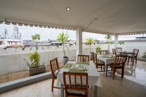 供應早餐、午餐、晚餐和早午餐