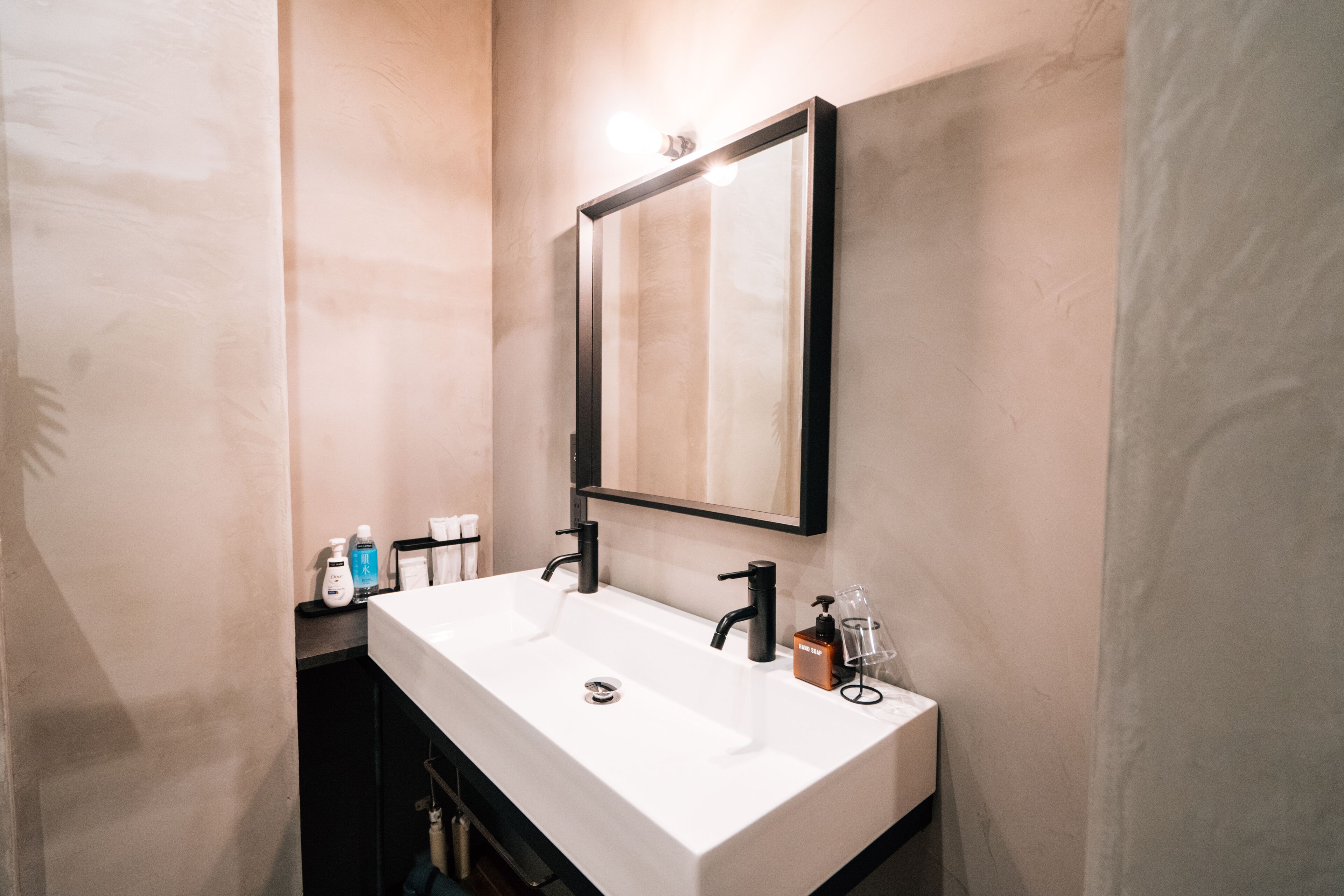 Suihku, ilmaiset hygieniatuotteet, hiustenkuivaaja, tohvelit