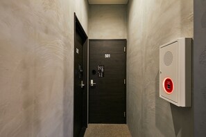 A narrow hallway with a door labeled "501" and a fire alarm panel on the wall. - mizuka Nakasu 1 - unmanned hotel - (Fukuoka)