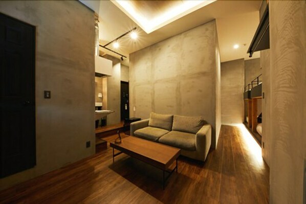 Cortinas blackout, wifi gratis y ropa de cama 