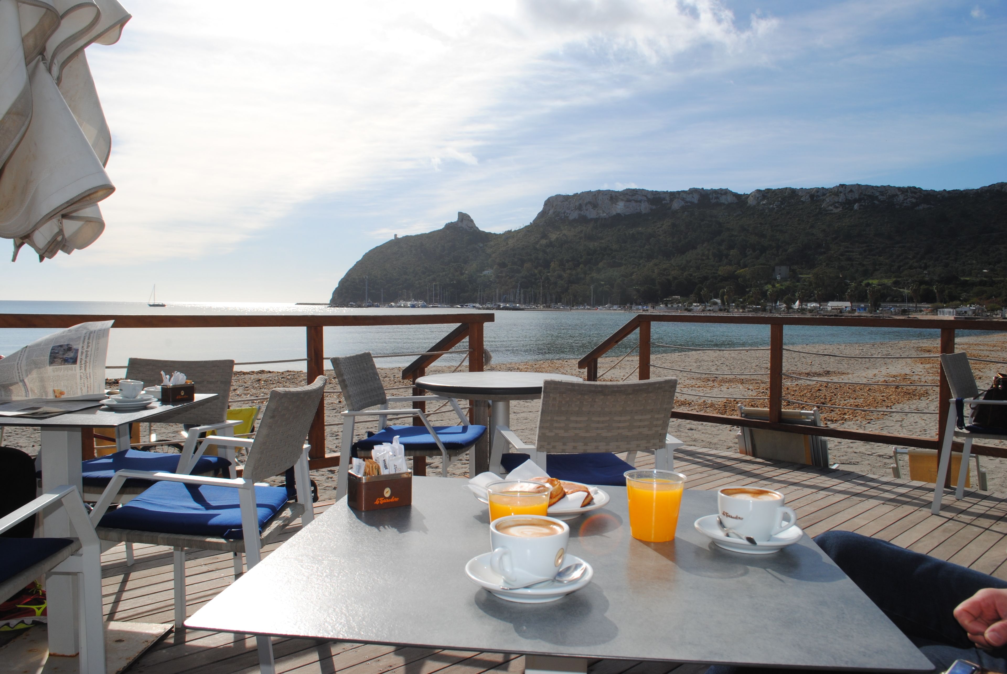 Petit déjeuner composé de spécialités régionales (4.5 EUR par personne)