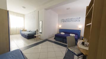Habitación cuádruple | Escritorio, tabla de planchar con plancha, wifi gratis y ropa de cama