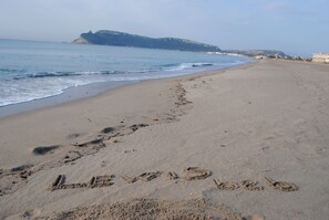 En la playa, playa de arena blanca, camastros y sombrillas