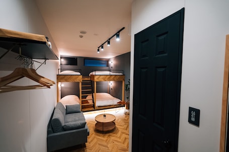 华丽开间, 多张床, 简易厨房 | 遮光窗帘、熨斗/熨衣板、免费 WiFi、床单