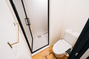 Deluxe-studio, useita sänkyjä, terassi | Kylpyhuone | Suihku, ilmaiset hygieniatuotteet, hiustenkuivaaja, tohvelit