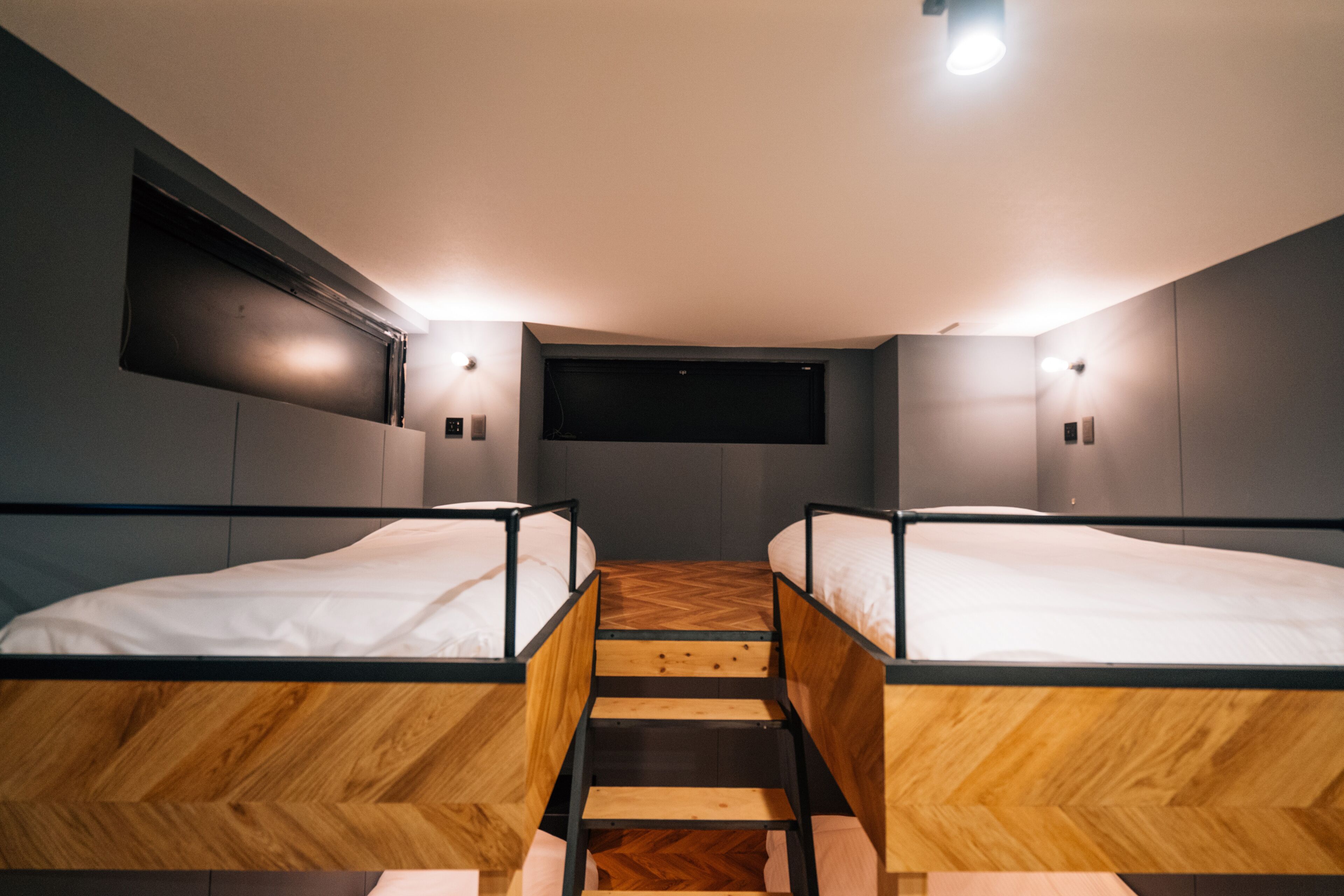 遮光カーテン、アイロン / アイロン台、WiFi (無料)、ベッドシーツ