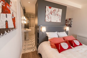5 bedrooms, iron/ironing board, free WiFi, bed sheets
