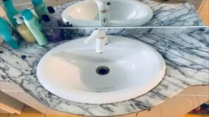 Serviettes fournies, savon, papier toilette