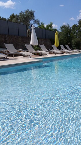 Pueblo provenzal Villa 10 pers, renovado, 200M2 en piscina de 5000 m2 privacidad