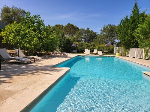 Ideal privacy + nature Peaceful modern villa, large SWIMMING POOL Provencal village
