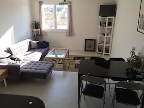 Télévision, lecteur de DVD, livres