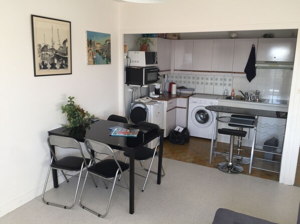 Réfrigérateur, micro-ondes, four, plaque de cuisson