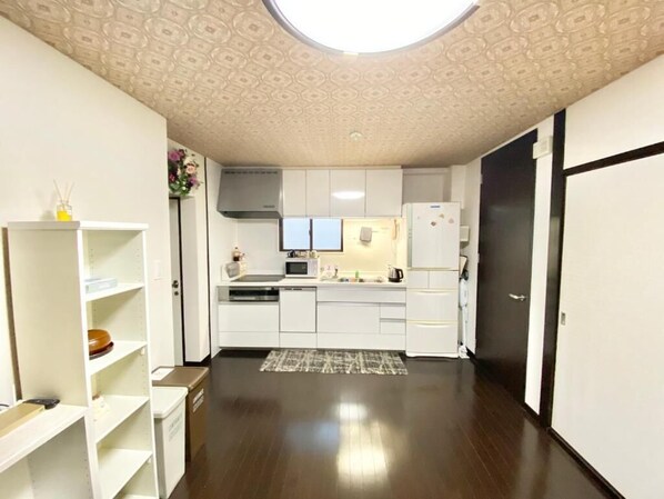 Shared fridge, microwave, coffee/tea maker, electric kettle - Guesthouse 017 Reina (Tokushima)