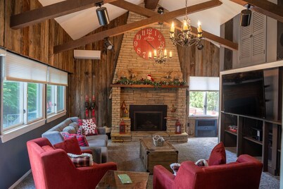 Walk to Village View Lake Placid Hot Tub, Fire Pit, Volleyball, kids playground